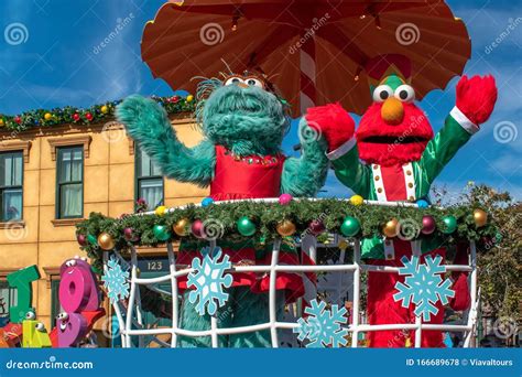 Rosita and Elmo in Sesame Street Christmas Parade at Seaworld 79 ...