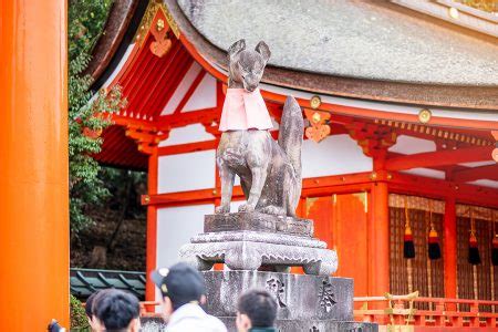 Escultura de raposa no santuário de Fushimi Inari taisha nos mares do