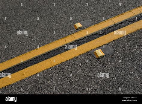 Road reflectors hi-res stock photography and images - Alamy