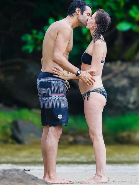 kristen-wiig-and-avi-rothman-at-a-beach-in-kauai-05-05-2016_8 – HawtCelebs