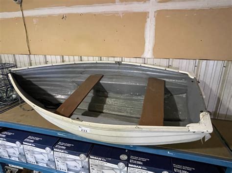 7 White 2 Person Fiberglass Row Boat With Wooden Transom