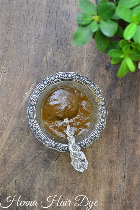 Coloring hair with henna is the best way to avoid chemical damage 14