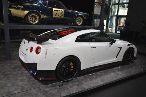 El Nissan Gt R Nismo 2019 Posa Todavía Más Salvaje En Directo Junto Al 370z 50 Aniversario