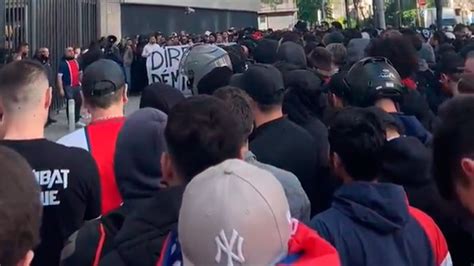 Los Hinchas Del PSG Se Manifestaron Contra Messi Y La Dirigencia