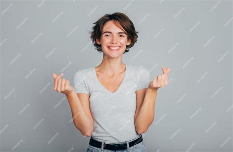 Изображение крупным планом портрет молодой улыбающейся красивой женщины ...