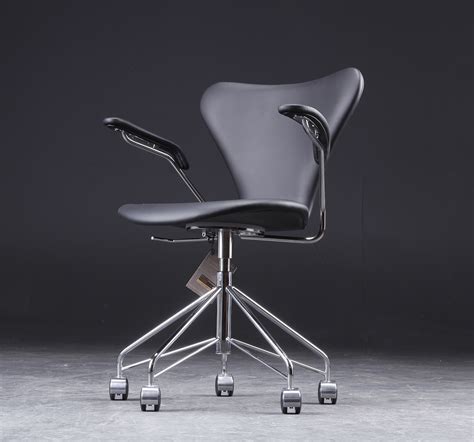 Arne Jacobsen Kontorstol med armlæn model 3217 Auktionshuset