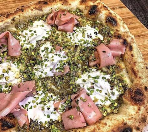 Pizza Con Pesto Mortadella Stracciatella E Granella Di Pistacchio