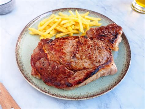 Entrecot De Ternera Perfecto Con Pimientos Y Patatas A La Plancha O La