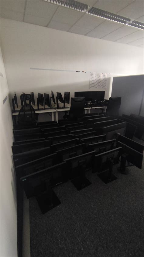 The secret meeting of the monitors : r/LinusTechTips