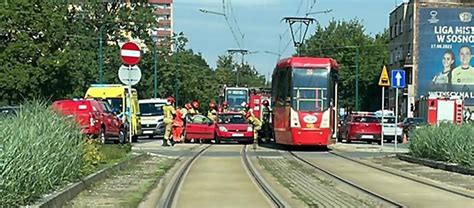 Sosnowiec Samochód wjechał pod tramwaj Ranna została kobieta