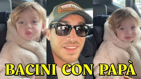 Luna Marì va al lavoro con papà Antonino Spinalbese e in macchina ci