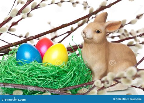 Coelho De Easter Bonito Perto Do Ninho De Easter Ovos Foto De Stock