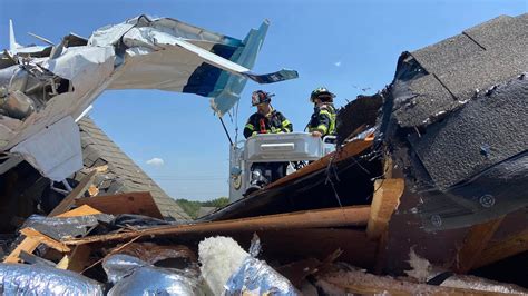 Plane crashes into roof of Texas home | US News | Sky News