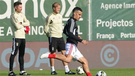 O Onze Do Benfica Para O Jogo O Rio Ave Novidade No Meio Campo