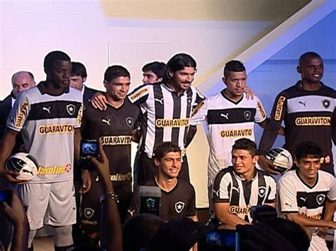 Invicto em 2012 Botafogo lança novos uniformes globoesporte ge