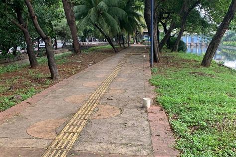 Foto Aksi Nekat Pencuri Tiang Lampu Taman Di Kelapa Gading Beraksi