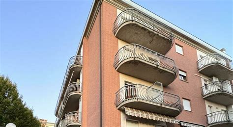 Perugia Bambino Di Anni Precipita Dal Balcone Di Casa Dei Nonni