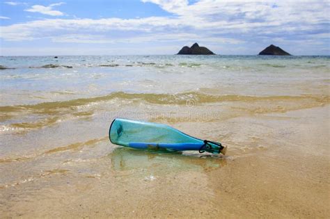 Bottiglia Con Un Messaggio O Lettera Sulla Spiaggia Vicino Alla