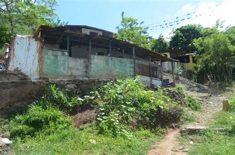 Vivimos aquí por necesidad valerana en Agua Clara clama un hogar