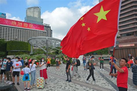 市民尖沙嘴海傍聚集 高挥国旗贺国庆 星岛日报