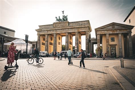 The Berlin Wall A Simple Explanation Of Its History And Significance Cold War Berlin Wall Tour