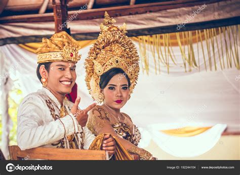 BALI INDONESIA 13 DE ABRIL DE 2018 Recién casados en ceremonia de