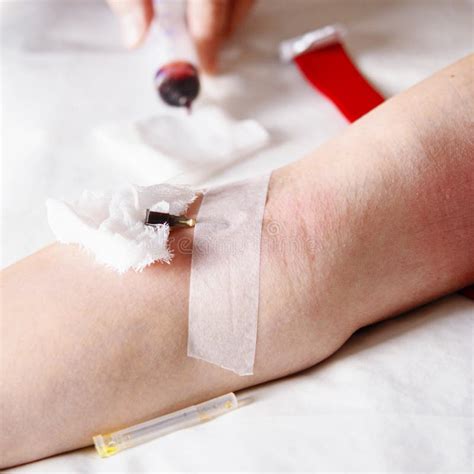 Uma Mão Feminina Quando Ligada a Uma Infecção Intravenosa E a Análises