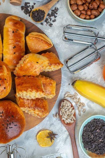 Vista De Cima Deliciosos P Ezinhos Doces Frutas Ovos E Cereais No