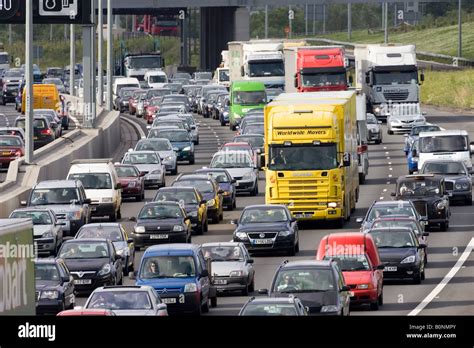 La congestión del tráfico de automóviles y camiones atascados en un