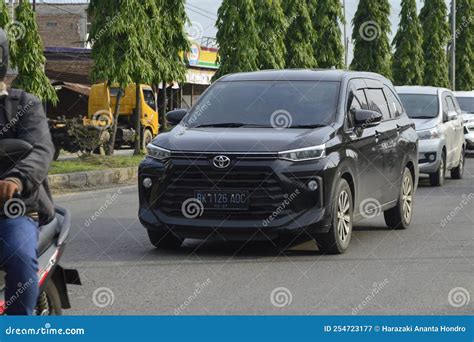 2022 Toyota Avanza Tipo 15 G Fotografía Editorial Imagen De Camino