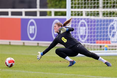 England take pride in defensive record says goalkeeper Earps - WSL Full ...