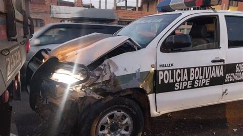 Patrulla Policial Impacta Contra La Parte Trasera De Un Tr Iler En