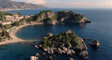 Ecco le spiagge più belle della Sicilia Orientale Taormina stupisce