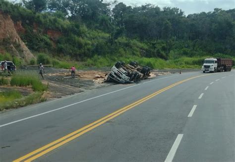 Caminhão madeiras tomba e motorista fica ferido na BR 381 em