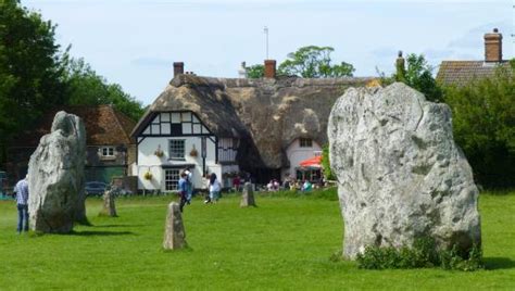 the-red-lion-at-avebury - Quest Retreats