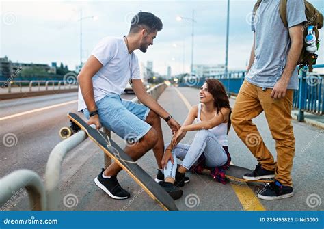 Grupo De Adolescentes Felizes Saem Juntos E Se Divertem Em Skate Ao Ar