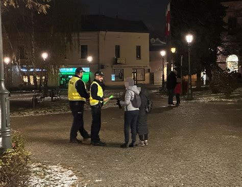 B D Widoczny Wieliccy Policjanci Rozdawali Pieszym Odblaski