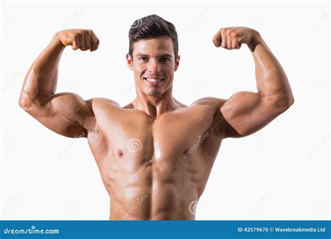 Retrato De Um Homem Novo Muscular Que Dobra Os Músculos Foto de Stock