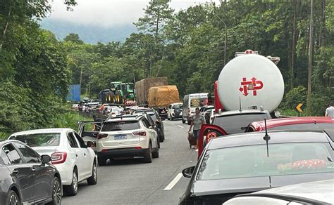 Br Tem Mega Congestionamento Ap S Acidente Caminh O