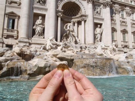 La tradición de arrojar monedas en la Fontana di Trevi historia y