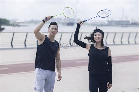 Young Men And Women Play Badminton In The Outdoors Picture And HD Photos | Free Download On Lovepik