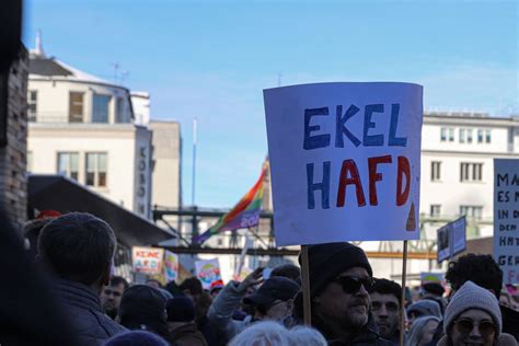 Zeichen Gegen Ausgrenzung Hass Und Hetze Tausende Menschen