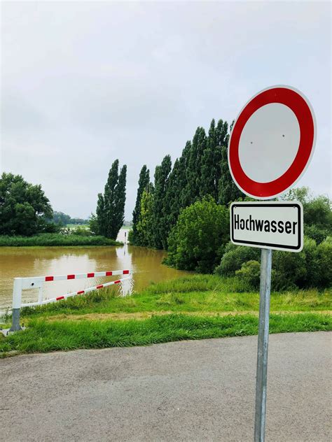 Fotos: So wappnen sich die Neusser nach den Hochwasserwarnungen