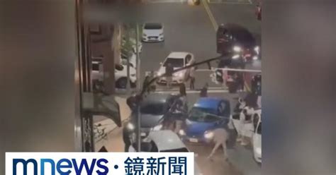 行車糾紛變擄人案 20人凌晨包圍狂砸車｜鏡新聞 Yahoo Tv