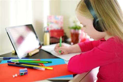 Niña Escolar Haciendo Su Tarea Con Tablet Digital En Casa Niño Que