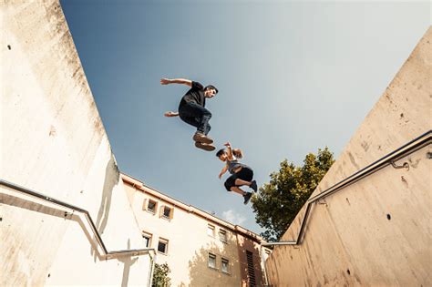 Saltar Y Practicar Parkour En La Ciudad Foto De Stock Y Más Banco De