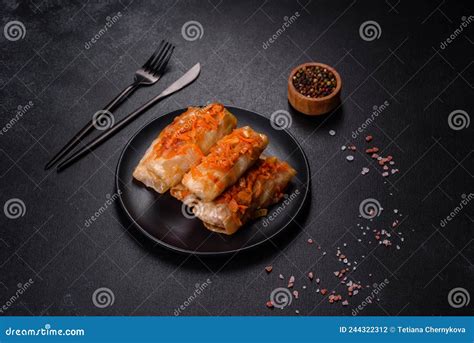 Rollos De Col Rellenos De Carne Picada Y Arroz Con Salsa De Tomate Foto