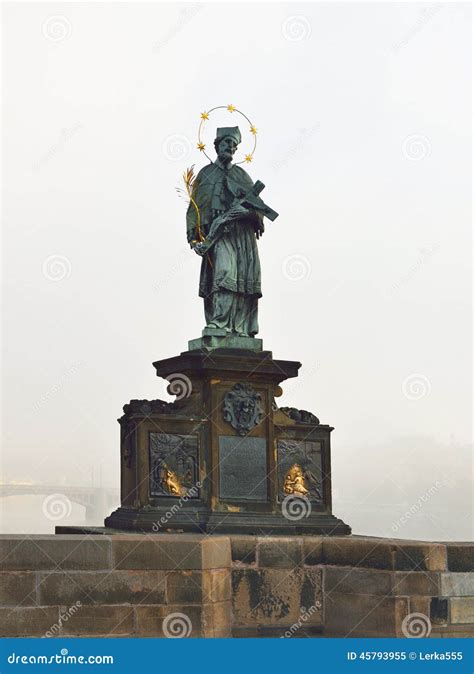 Estatua De Sf Juan De Nepomuk En El Puente De Charles En Praga Imagen