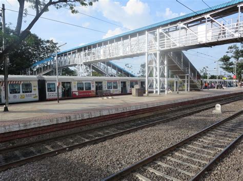 Lingampally: Elderly couple cross railway tracks, killed