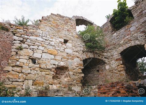 Velhas Muralhas De Tijolos Da Ruína De Castelo Medieval E árvores